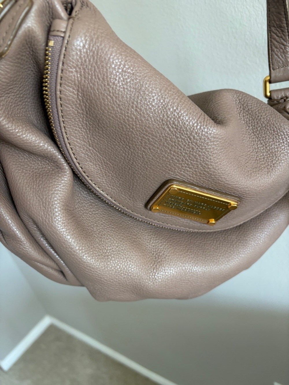 Marc Jacobs Taupe Pebbled Leather Crossbody with Gold Plaque - Picture 11 of 12